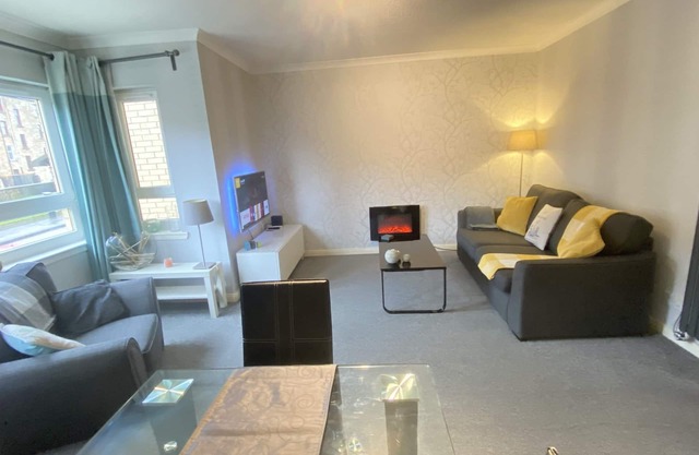 Stunning & Very Modern 2 Bedroom Apartment (Sleeps 4) very near Paisley Centre