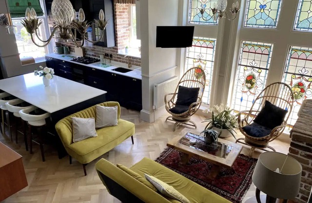 Stunning Victorian Home Near Dumbreck Station