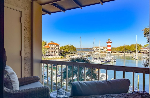 STUNNING VIEWS, RENOVATED VILLA WITH POOL PASS AND BALCONY