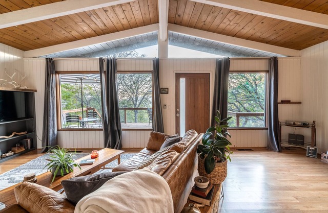 STUNNING VIEWS, CRISP IMMACULATE MOUNTAIN TOP HOME WITH HOT TUB