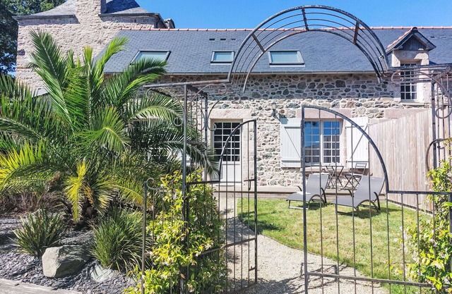 Stunning villa for 3 guests with WIFI, TV, patio and parking
