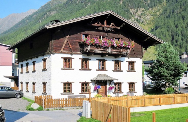 Stunning villa for 8 people with TV, patio, pets allowed and parking