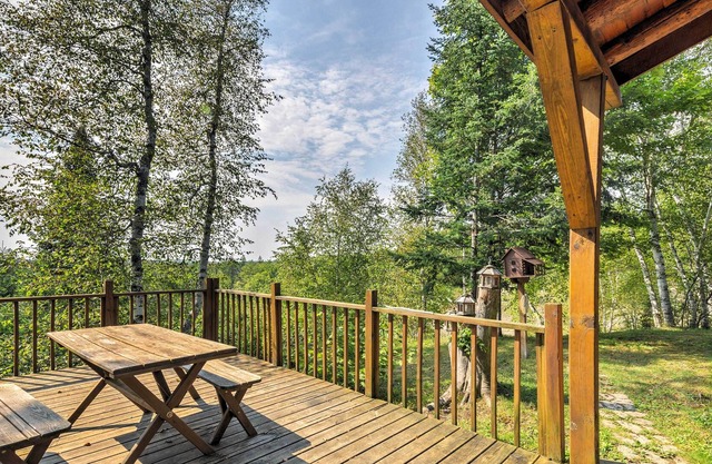 'Stutts Creek Retreat' - Quaint Cabin w/ Fire Pit!