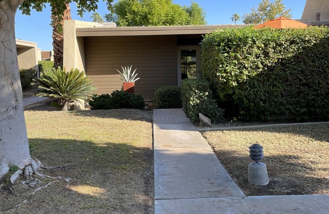 Style and Serenity 1 mile from downtown Palm Springs!