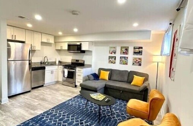 Stylish 1 Bed - 5 min walk to Metro, free parking!nn