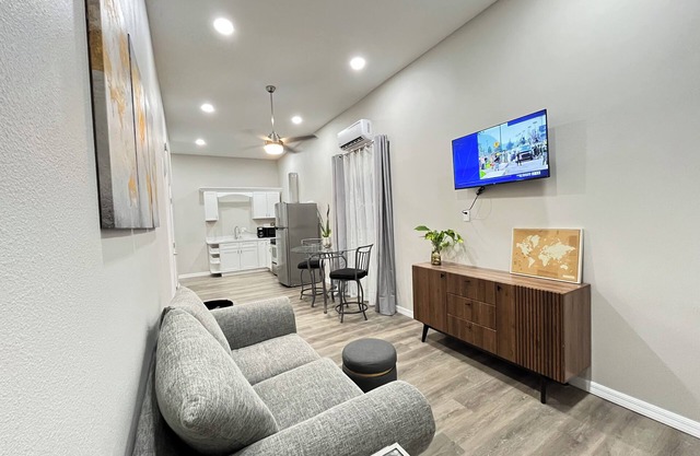 Stylish 1-BR Hideaway close PIE airport