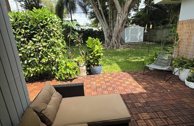 Stylish 1bedroom and bath studio with private entrance and parking. Central