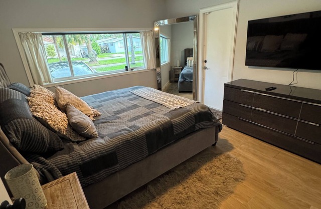 Stylish 1bedroom and bath studio with private entrance and parking. Central