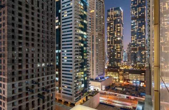 Stylish 1BR with Balcony | Near Marina Mall, Pool & Free Parking