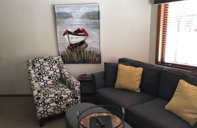 Stylish 2 bdrm 2 ba recently remodeled with many amenities for you to enjoy!