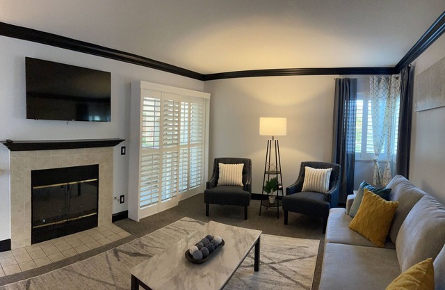 Stylish 2 bdrm Condo w/fireplace. Lux King Suite.