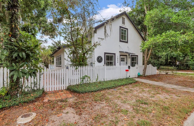 Stylish 2-bedroom house in Beaufort. Walk to downtown. Fire pit, bikes, grill