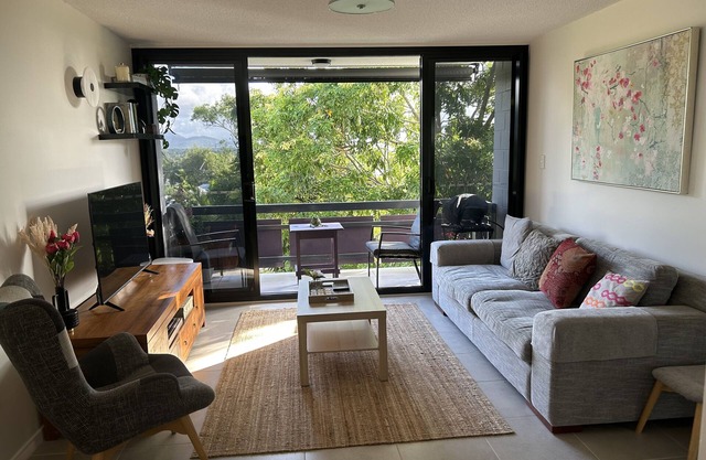 Stylish 2 bedroom unit convenient location, West End