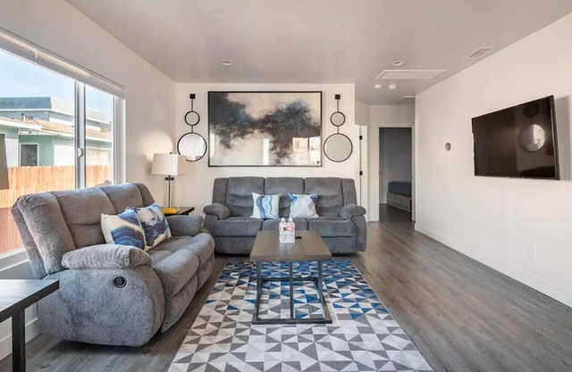 Stylish 2 BR house close to the beaches and L.A. city life!