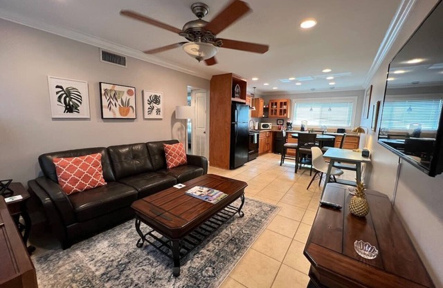 Stylish 2 br near LSU and pool laundry