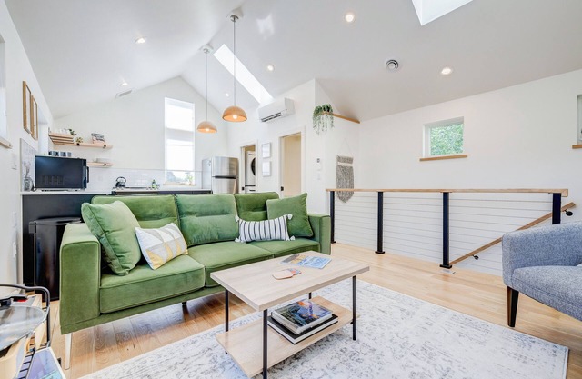 Stylish 2BR Guesthouse w/Private Patio - Walk to Tennyson St