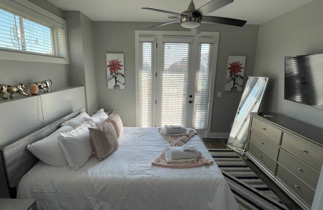 Stylish 2BR Retreat w/Balcony in Secure Complex