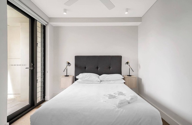 Stylish 2BR Top-Level Unit w/Lift near Bondi Beach
