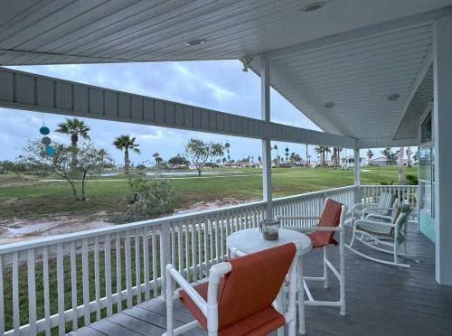 Stylish 2BR Waterfront Home w Pool & Resort Access