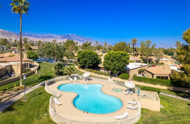 Stylish 3 bedroom condo w/office & 3 pools