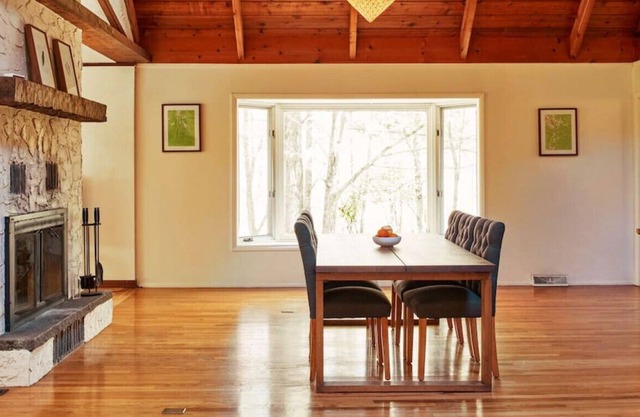 Stylish 3 BR Mountain Home with Community Pool