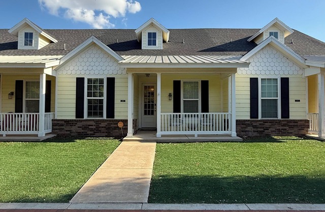 Stylish 3 BR Townhome - Walk to Jones AT&T Stadium & TTU – Perfect for Game Day!