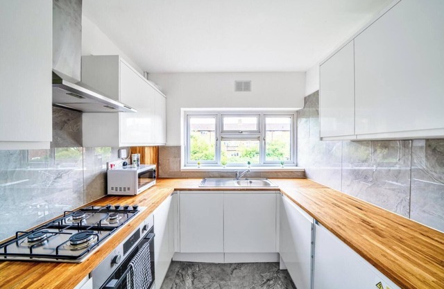 Stylish 3-bed Flat with Patio Near Heathrow