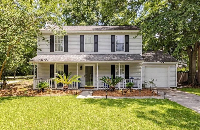 Stylish 3BR home w/King Bed, backyard & Fire pit