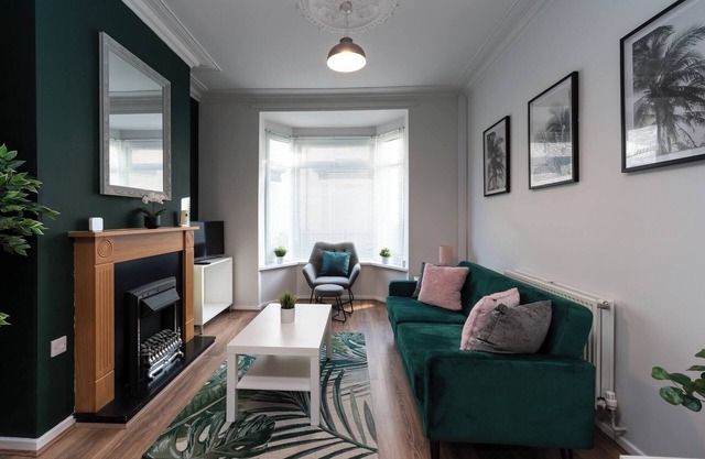 Stylish 3BR House in Hull Sleeps 5