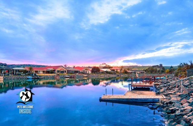 Stylish 3BR Lake- front House + Kayaks