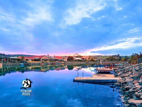 Stylish 3BR Lake - front House