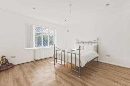 Stylish 4bed 2bath Residence with Garden and Parking