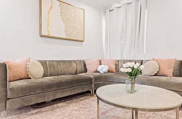 Stylish 4BR in the Heart of LA - New Listing - Discounted Rate + Free Parking