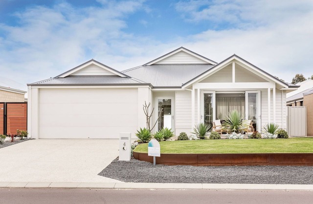 STYLISH AND CONTEMPORARY HOME WITH BEAUTIFUL COASTAL TOUCHES & TIMBER ACCENTS