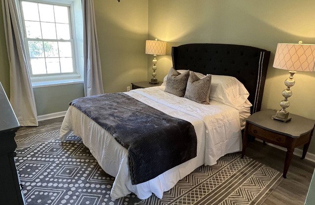 Stylish and Cozy One Bedroom Condo in Prime Location