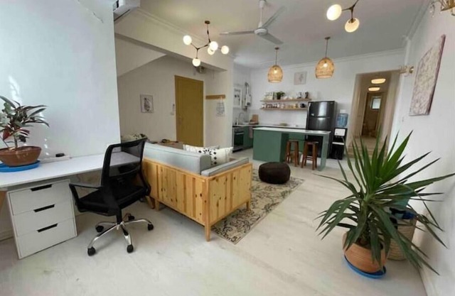Stylish Boho apartment and garden, few steps from the beach!