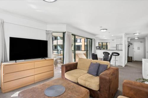 Stylish Braddon Retreat 2Bedroom Free Parking & Pool