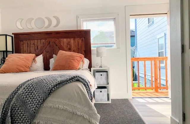 Stylish & Bright , King Bed, Downtown Oasis