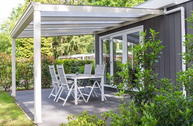 Stylish bungalow for four people