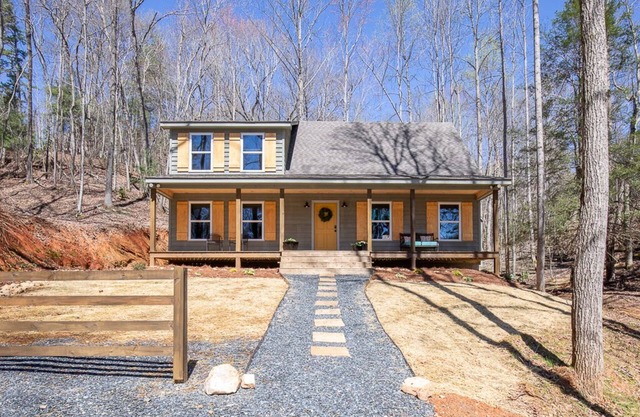 Stylish Cabin within a mile of Town Square