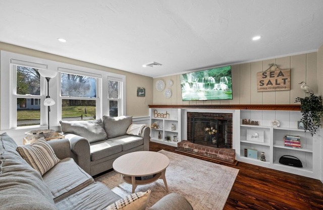 Stylish Cape Escape | Walk to Beach | Central AC