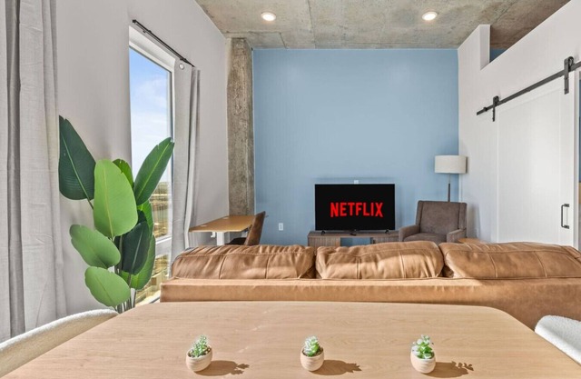 Stylish Channelside Apt | Walk to Downtown Fun