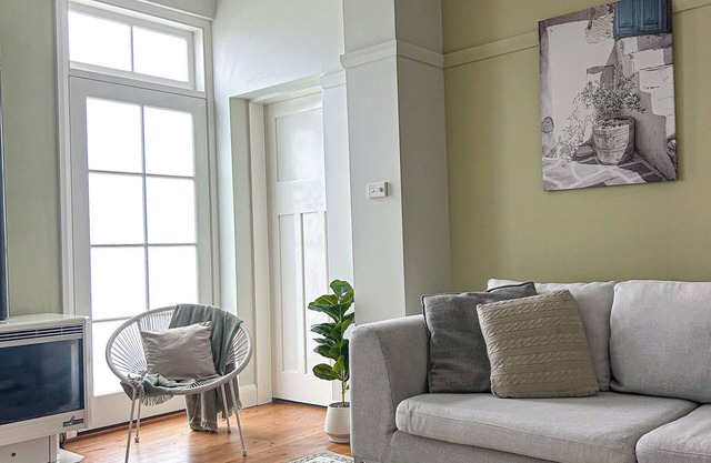 Stylish coastal apartment w/2 car park, close to beach, parks, cafes, free bus.