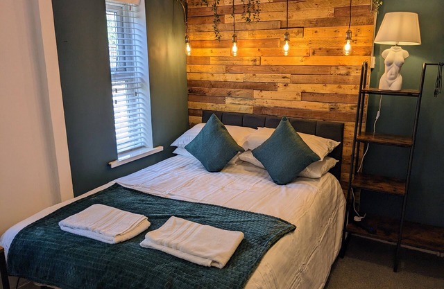 Stylish, Comfortable House, sleeps 4 to 6