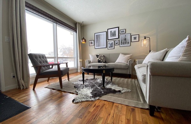 Stylish & Comfortable 3 Queen Beds - Minutes from Downtown