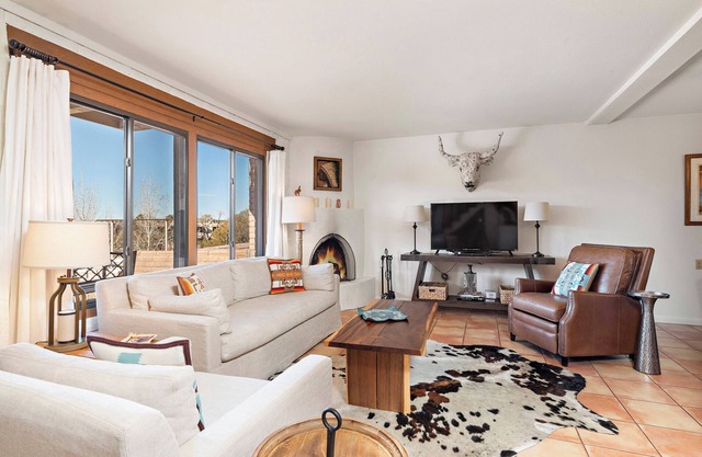 Stylish Condo Near Plaza - Wood Fireplace, Pool Access, Full Kitchen