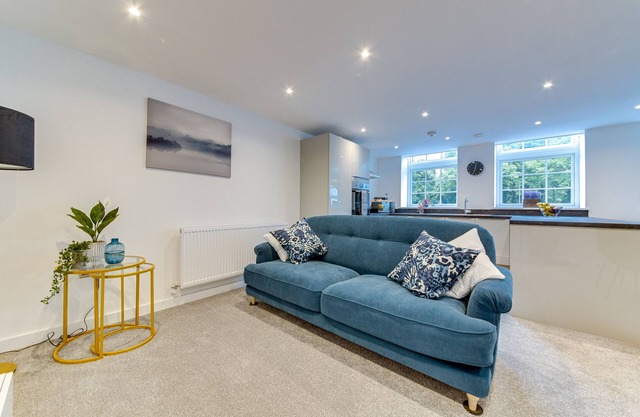 Stylish & Contemporary 2 Bedroom House in Worksop