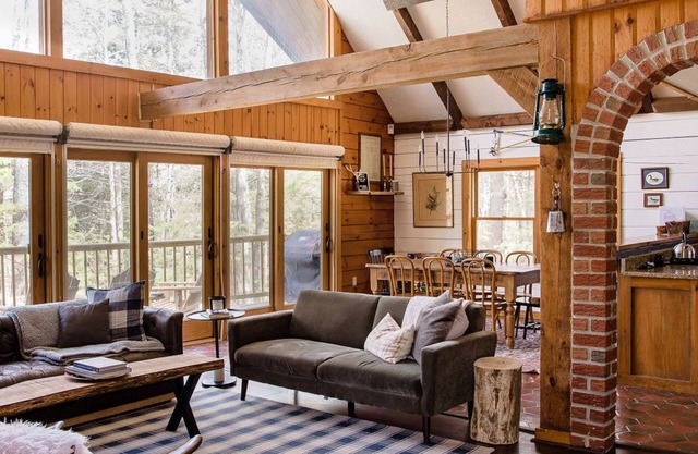 Stylish, cozy log cabin between Mt. Snow & Stratton