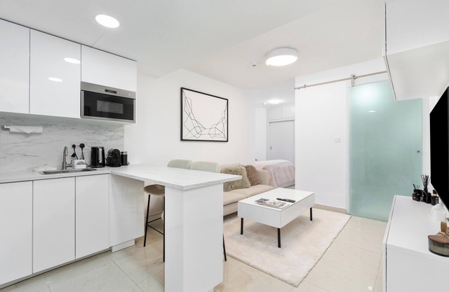 Stylish & Elegant Studio, Rooftop Pool & Jacuzzi