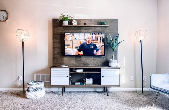 *Stylish Entire Apartment. FREE Parking/Wifi/Hulu*